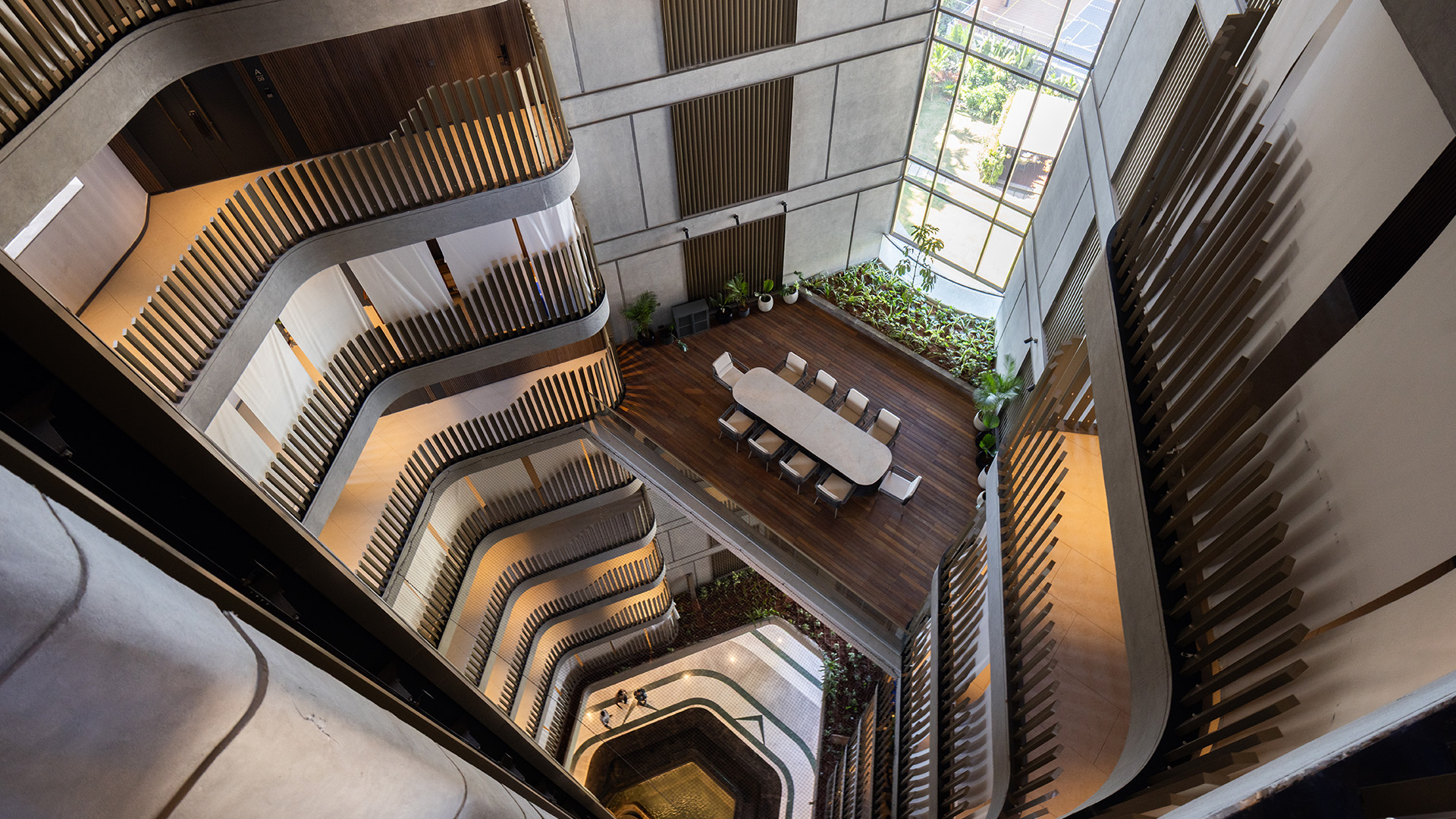 Bronze-coloured aluminium fins and panels for a touch of elegant sophistication