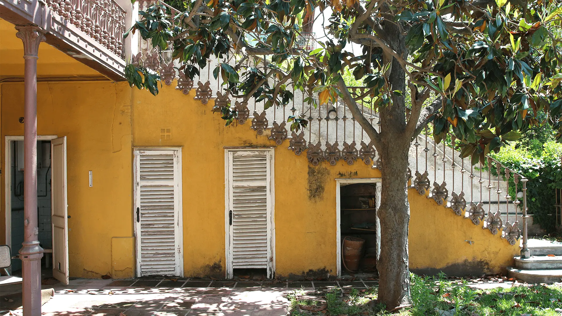 Outdoor staircase before refurbishment